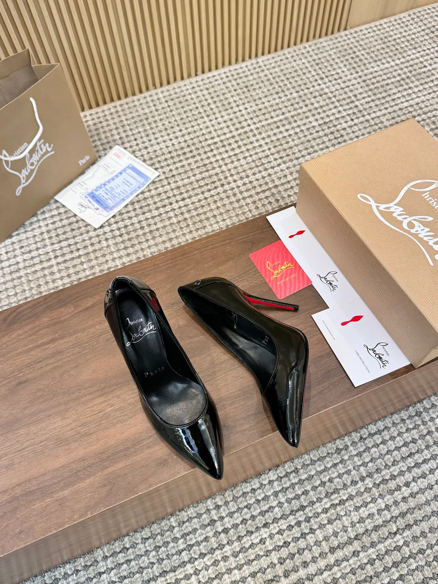 👟👟Ex-factory price 480👟👟 Genuine leather sole +40 Year-round shipment💝Christian Louboutin CL👠 "Patent Leather Hemming Craft Series" Noble and luxurious, real blingbling👟👟 Real materials, all customized by the pattern maker, and the materials are made of original customized materials to achieve the taste of the original 5 color options💍Upper: Imported👉cow patent leather💪 Lining: Sheepskin foot pad/lining Size: 34-40.41.42 Heel height: two options: 10.5cm and 8.5cm